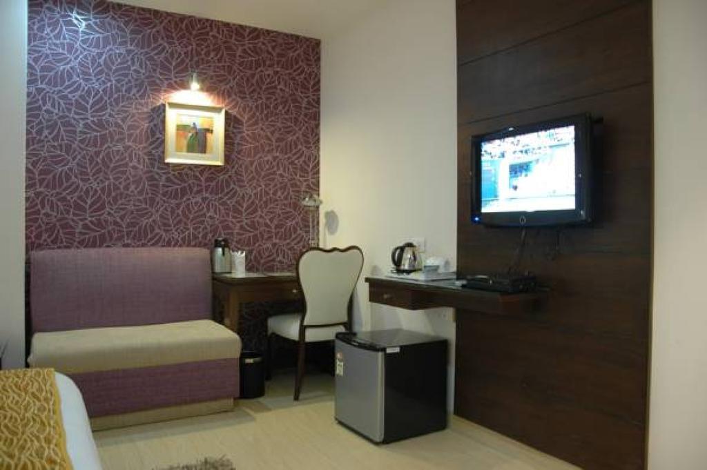 Hotel Palmdale Zirakpur Экстерьер фото